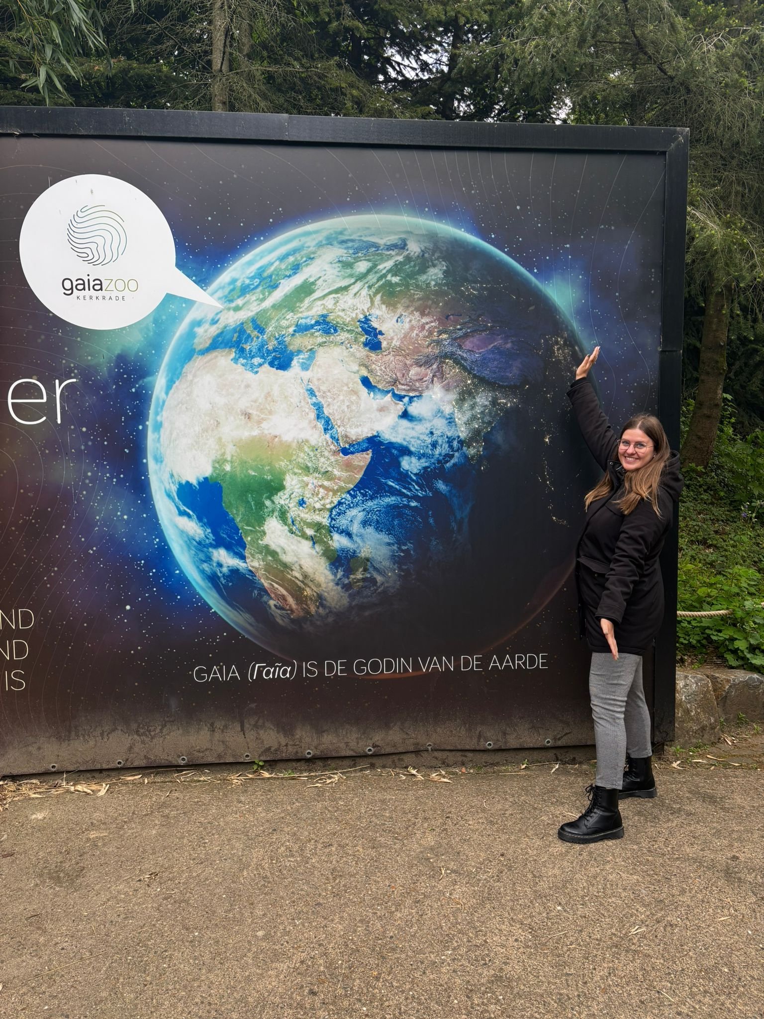 linda van creatorlinda bij een wereldbol van een natuurpark. De natuur in om inspiratie op te doen voor projecten en mindset