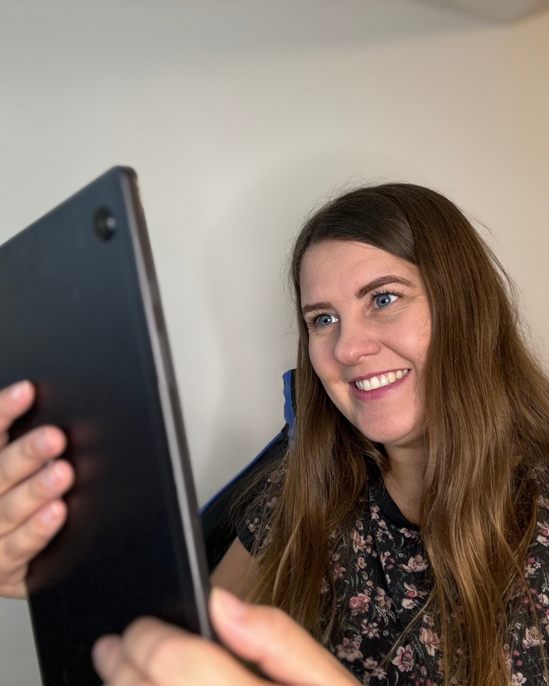 linda mols heeft lachend een tablet vast, ze is haar design aan het bekijken